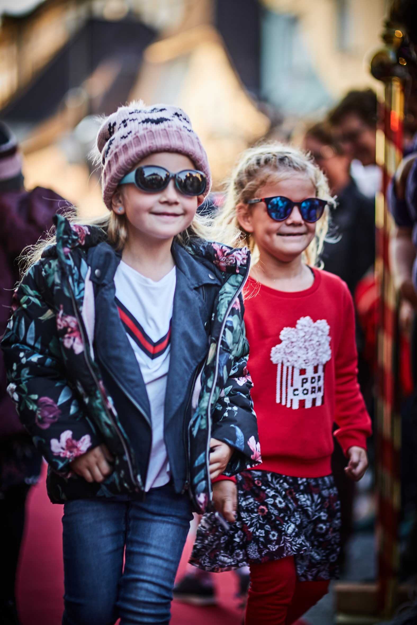 Kinder in schöner bunter Mode mit Sonnenbrillen auf