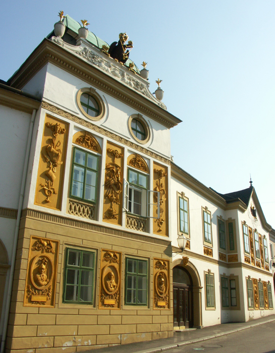 Foto von der Alten Post mit dem Relief an der Fassade