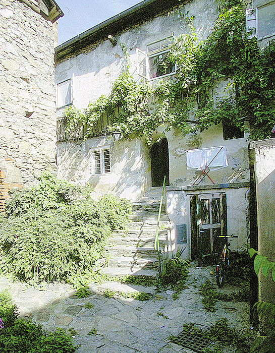 Ein Foto vom Hof des Hauses am Stein