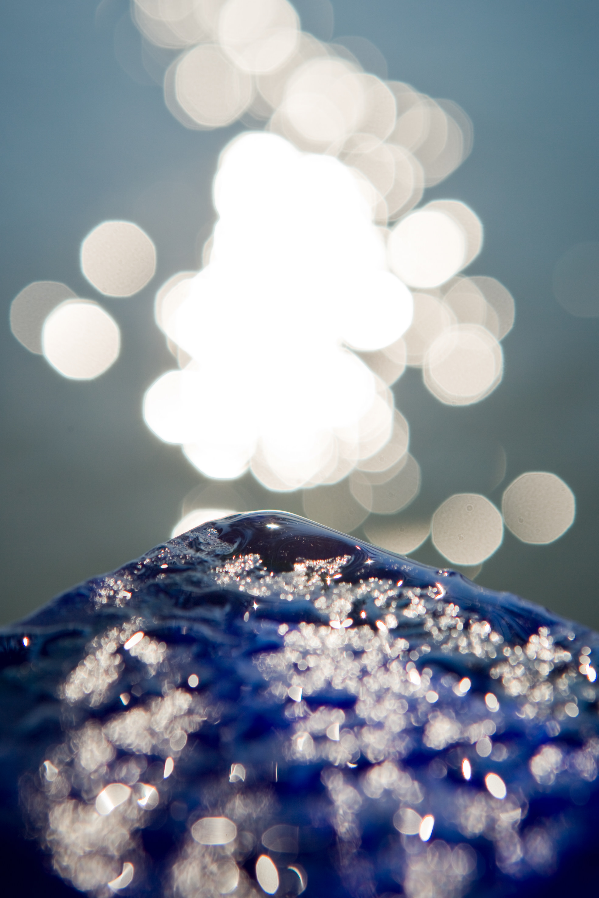 Foto von einem blauen Kopfstein aus Glas