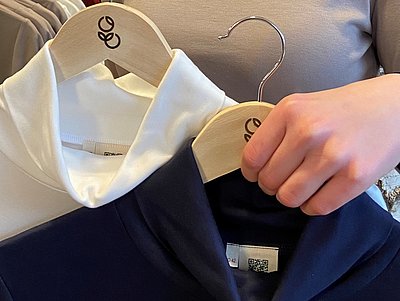 Holzfasershirts mit Kragen, Kleiderbügel mit plufeschn-Logo