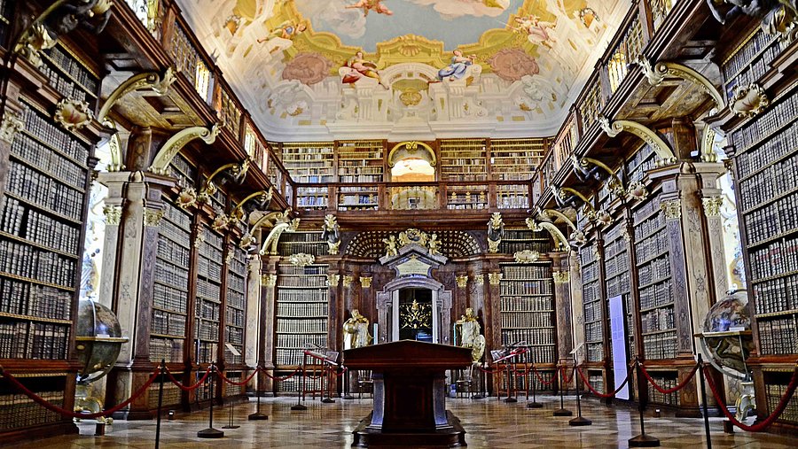 Sie sehen hier ein Foto von der berühmten Bibliothek des Stiftes