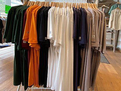T-Shirts aus Holzfaser in dem Geschäft plufeschn