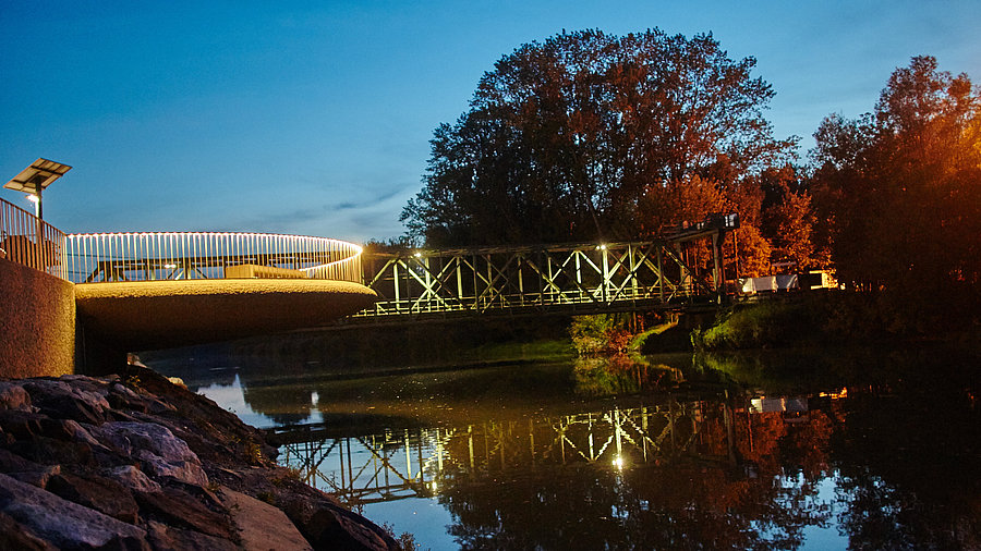 Foto der Hubbrücke bei Nacht mit schöner Beleuchtung