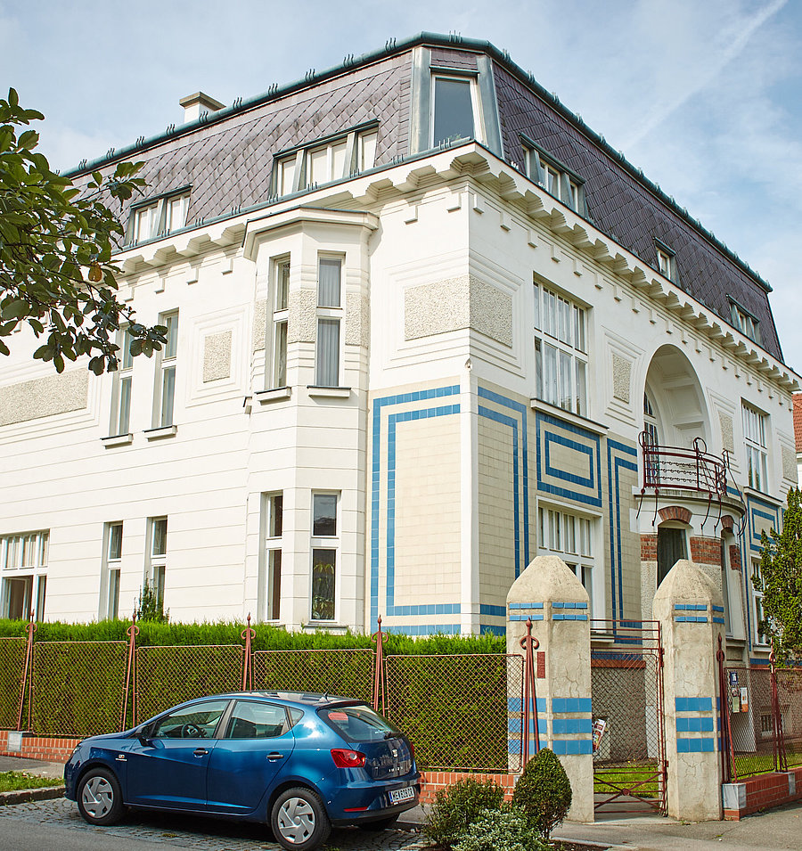 Hier sehen Sie eine Seitenansicht der Villa Loos