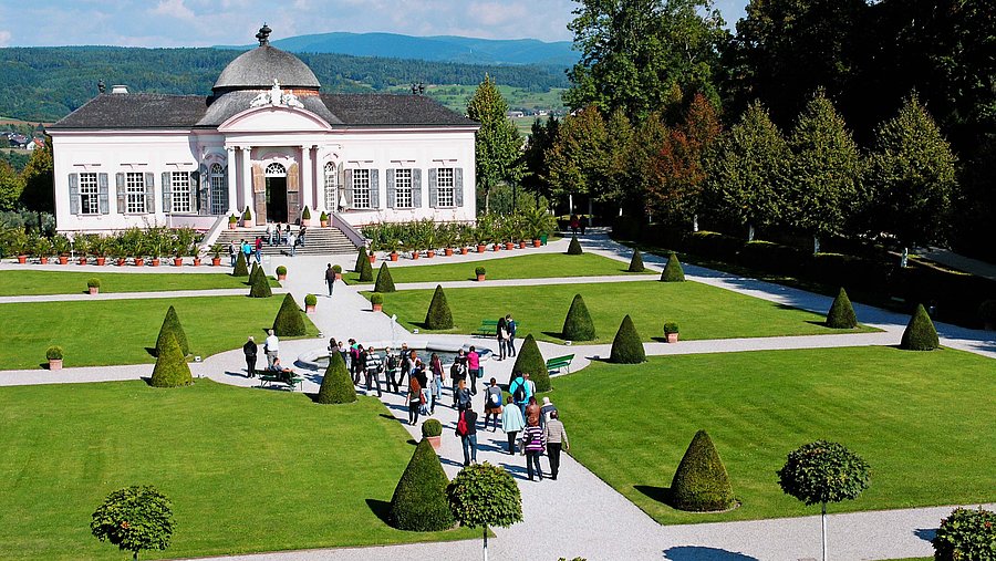 Ein Foto vom Park und vom wunderschönen weißen Pavillon.
