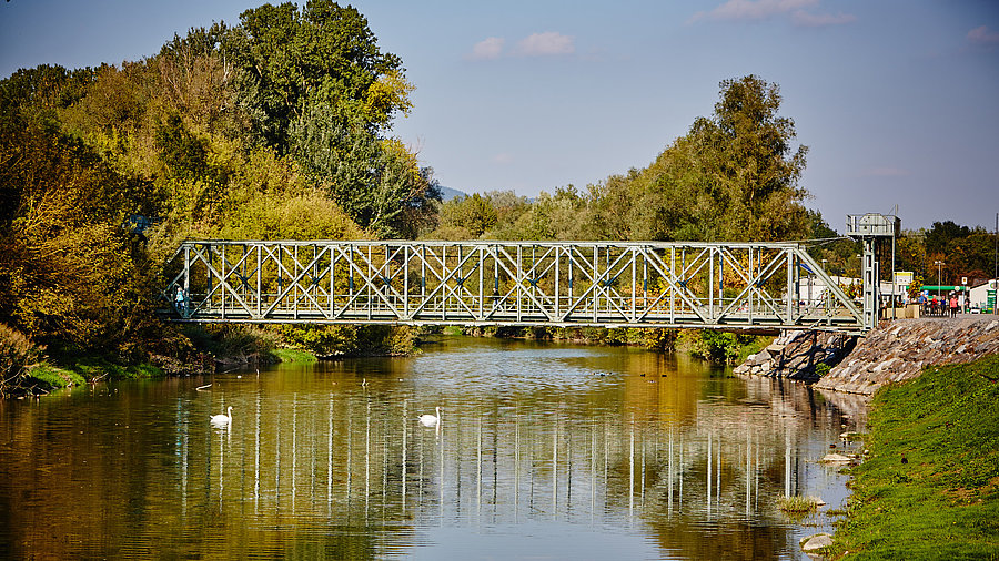 Seitenansicht der ganzen Hubbrücke