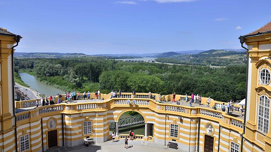 Hier sehen Sie ein Foto der Altane des Stiftes. Im Hintergrund die Donau.