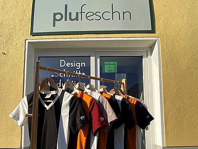 T-Shirts aus Holzfaser vor dem Geschäft plufeschn