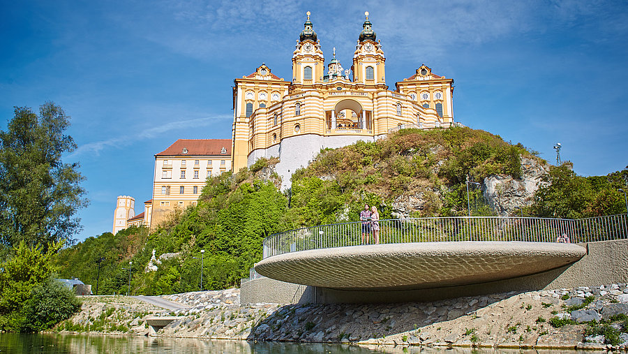 Ein Foto der Brücke, der Aussichtsplattform und dem Stift Melk im Hintergrund